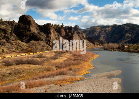 Automotrici giallo si trova in una condizione di basso livello di ansa del fiume nelle Montagne Rocciose Foto Stock