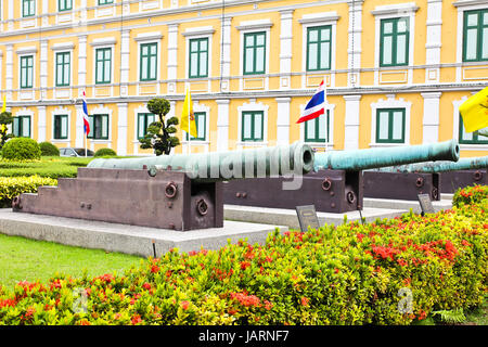 Antica più grande cannone e statua di Lion dal governo thailandese museum, ogni corpo può scattare una foto e vedere. Foto Stock