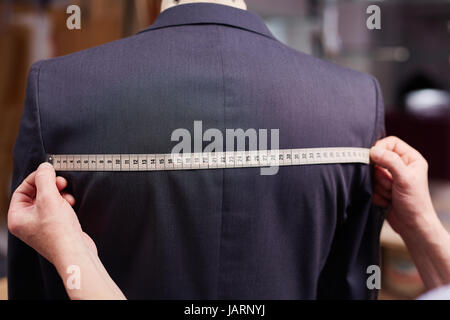 Personalizzare facendo esclusivo vestito atelier Foto Stock