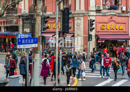 Trafficata Nanjing Road (Est), uno del mondo più trafficate strade per lo shopping di Shanghai, Cina Foto Stock