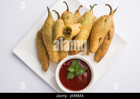 Peperoncino verde pakode o mirch o mirchi pakode, Indiano preferito ora del tè spuntino nel monsone Foto Stock