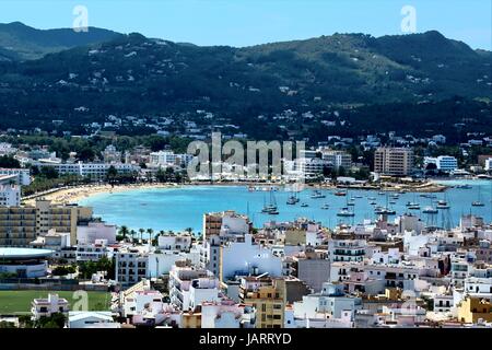 Una vista della baia di San Antonio noto anche come Sant Antoni De Portmany dalle montagne circostanti. Ibiza, Spagna Foto Stock