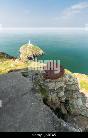 Visualizza in basso sulla catasta del sud casa di luce sulla mattina di sole dalla pistola emplacement a seconda guerra mondiale di osservazione costiera post Sud Stack. Anglesey, Galles del Nord, Regno Foto Stock