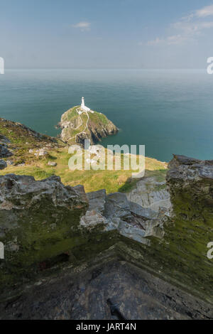 Visualizza in basso sulla catasta del sud casa di luce sulla mattina di sole dalla seconda guerra mondiale di osservazione costiera post Sud Stack. Anglesey, Galles del Nord, Regno Unito. Foto Stock