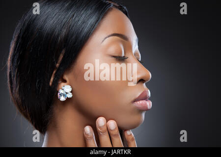 Profilo di un giovane bellezza nera con una pelle perfetta Foto Stock
