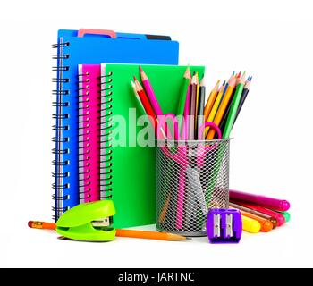 Gruppo di colorati scuola permanente di notebook e fornisce su sfondo bianco Foto Stock