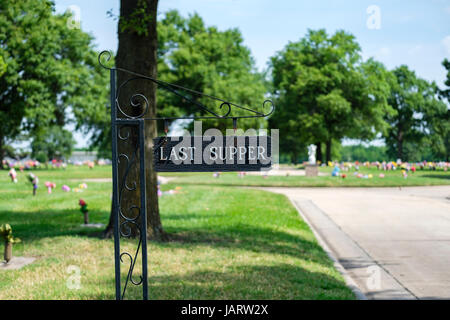 Un segno in un cimitero del Memorial Day che dice Ultima cena, un nome per un'area del cimitero. Wichita, Kansas, Stati Uniti d'America. Foto Stock