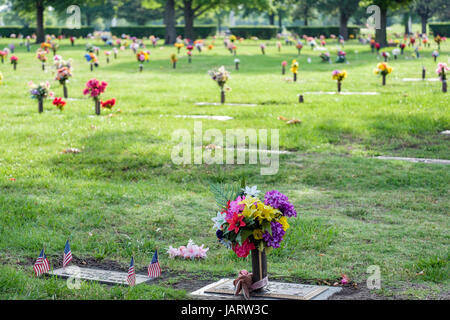 Recinto delle decorazioni floreali per onorare i morti del Memorial Day in un cimitero di Wichita, Kansas, Stati Uniti d'America. Foto Stock