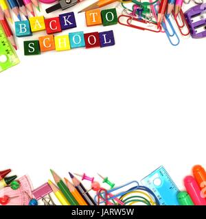 Colorato il ritorno a scuola dei blocchi di legno con forniture scolastiche doppio bordo su bianco Foto Stock