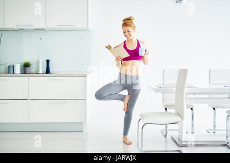 Felice e sano donna a casa Foto Stock