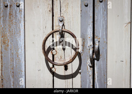 Vecchio decorativi manopola dello sportello maniglia sulla porta di legno Foto Stock