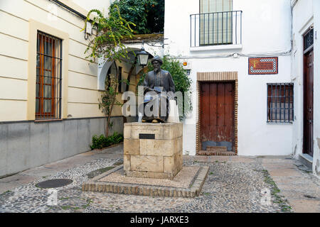 Statua di Maimonide a Cordoba, Spagna. Medico, rabbino ebreo e teologo Al-Andalus nel Medioevo. Era importante filosofo nel pensiero medievale. Foto Stock