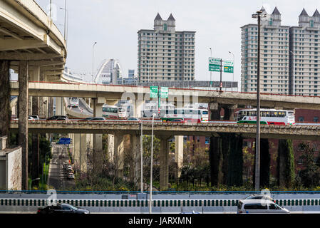 Interscambio autostradale nella città del Huangpu District, subito prima del ponte Lupu, Shanghai, Cina Foto Stock