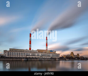 Berezhkovskaya Embankment e impianto di alimentazione a Mosca, Russia Foto Stock