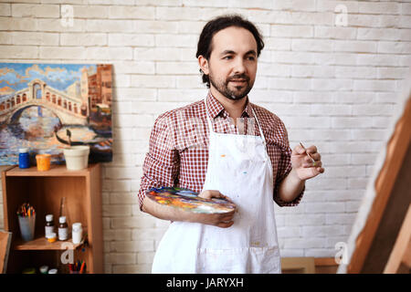 Artista di talento che lavorano in Art Studio Foto Stock