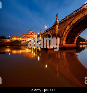 Castello di Santo Angelo e di Santo Angelo ponte sopra il fiume Tevere a Roma all'Alba, Italia Foto Stock