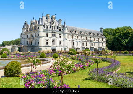 Castello di Chenonceau, costruito sopra il fiume Cher , la Valle della Loira,Francia, vista dal fiume, su gradiente blu cielo nuvoloso sfondo. Foto Stock