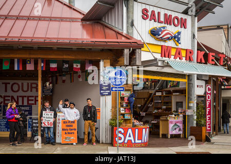 Strada e negozi nella città di Ketchikan, Alaska, Stati Uniti d'America. Foto Stock