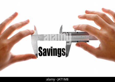 Due mani tenendo un calibro, misurare la parola "saving'. Foto Stock