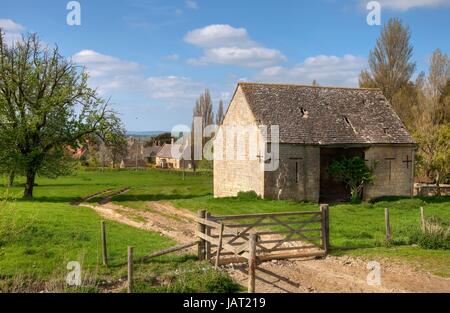 Il vecchio fienile nel piccolo villaggio di Aston subedge vicino a Chipping Campden, Gloucestershire, Inghilterra. Foto Stock