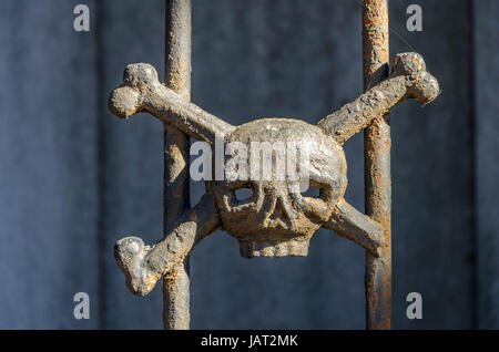 Cranio di ferro e crossbones decorare una tomba nel cimitero di Recoleta in Buenos Aires, Argentina Foto Stock