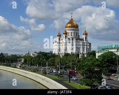 La Cattedrale di Cristo Salvatore sulla banca del fiume Moskva pochi isolati dal Cremlino di Mosca, Russia, Europa Foto Stock