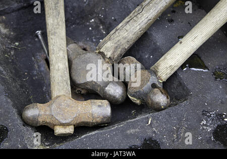 Vecchio martelli sulla superficie del ferro, materiale e oggetto Foto Stock