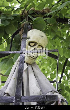 Cadavere torturato appeso nella struttura ad albero nel borgo medievale di ricreazione, lo scheletro Foto Stock