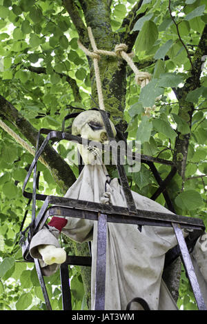 Cadavere torturato appeso nella struttura ad albero nel borgo medievale di ricreazione, lo scheletro Foto Stock