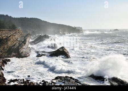 Enorme Spray da onde che si infrangono contro le rocce, Shore acri del parco statale, Oregon Foto Stock