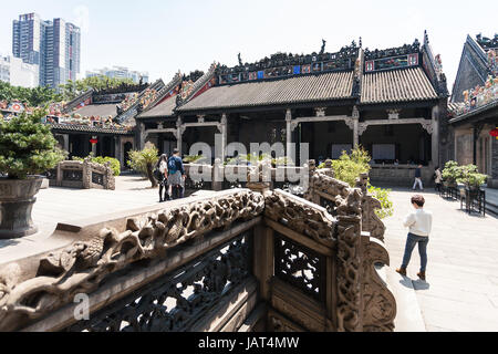 GUANGZHOU - CINA - Aprile 1, 2017: i visitatori nella corte di Chen Clan sala ancestrale tempio accademico (Guangdong Folk Art Museum) in Guangzhou. La casa wa Foto Stock