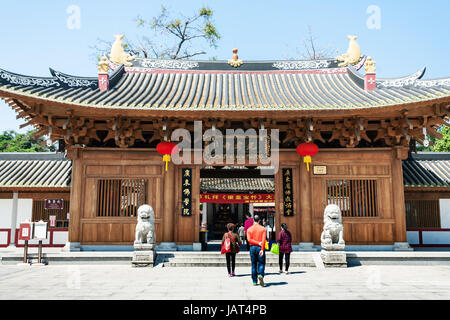 GUANGZHOU - CINA - Aprile 1, 2017: persone vicino a porte al tempio Guangxiao (brillante obbedienza, luminoso di pietà filiale tempio). Questo è uno dei più antichi B Foto Stock