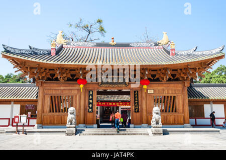 GUANGZHOU - CINA - Aprile 1, 2017: i visitatori in prossimità di porte del tempio Guangxiao (brillante obbedienza, luminoso di pietà filiale tempio). Questo è uno dei più antichi Foto Stock