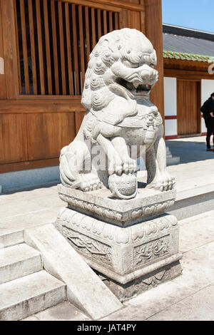 GUANGZHOU - CINA - Aprile 1, 2017: lion statua nei pressi di entrata al Tempio Guangxiao (brillante obbedienza, luminoso di pietà filiale tempio). Questa è una delle Foto Stock