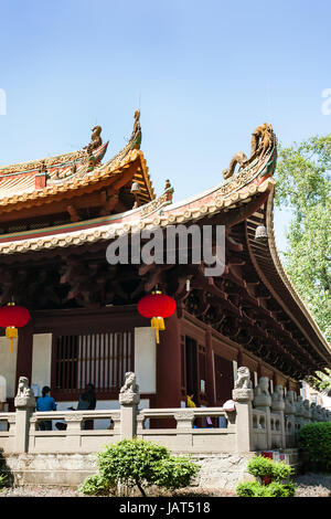 GUANGZHOU - CINA - Aprile 1, 2017: la gente nel cortile del tempio Guangxiao (brillante obbedienza, luminoso di pietà filiale tempio). Questo è uno dei più antichi Bud Foto Stock