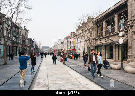 Pechino, Cina - 19 Marzo 2017: turisti sulla centrale via pedonale Qianmen nella città di Pechino e la vista della Torre di freccia ( Jian Lou Jianlou, Zhengyangm Foto Stock