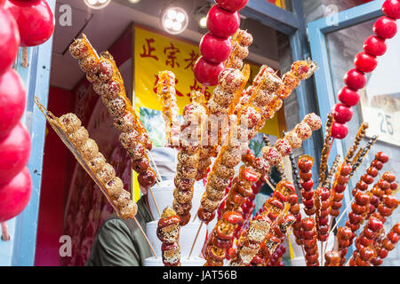 Pechino, Cina - 19 Marzo 2017: stallo con frutti caramellati su stick su Via Qianmen nella città di Pechino. Qianmen Street corre a sud di piazza Tiananmen Squ Foto Stock