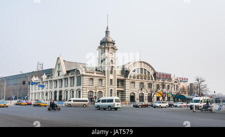 Pechino, Cina - 19 Marzo 2017: il traffico vicino a Zhengyangmen La Stazione Ferroviaria Est, parte del China Railway Museum su Qianmen street. Questo edificio è stato Foto Stock