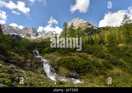 Cascata al lago Seebensee con la gamma della montagna in background. Tirolo, Austria Foto Stock