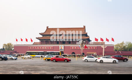 Pechino, Cina - 19 Marzo 2017: automobili su West Chang An Avenue vicino al monumento di Tiananmen (Porta della Pace Celeste) su Piazza Tiananmen in primavera. Tian Foto Stock