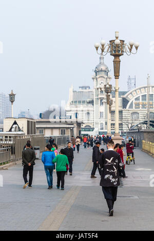 Pechino, Cina - 19 Marzo 2017: i turisti a piedi a Zhengyangmen La Stazione Ferroviaria Est, filiale della China Railway Museum su Qianmen street. Questo buildi Foto Stock