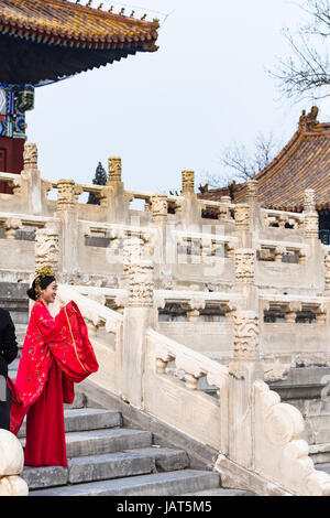 Pechino, Cina - 19 Marzo 2017: donna in costume tradizionale e fotografo su corte imperiale del Tempio Ancestrale (Taimiao, lavorano persone di cultur Foto Stock