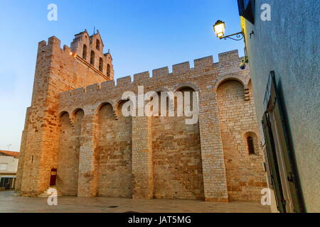 Lato della chiesa fortificata di Saintes-Maries-de-la-Mer, Camargue, Francia Foto Stock