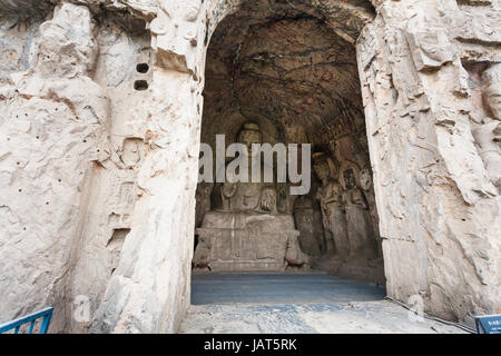 LUOYANG, Cina - 20 Marzo 2017: Medio Binyang grotta con Sakyamuni statua in Le Grotte di Longmen (Grotte di Longmen). Il complesso era iscritto all'UNE Foto Stock