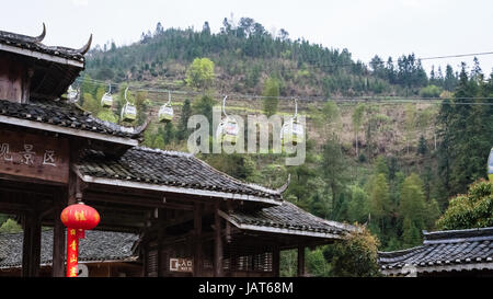 DAZHAI, Cina - 23 Marzo 2017: Funivia e gate di Longsheng Dazhai villaggio in primavera. Questo è il villaggio centrale nella famosa zona panoramica di Longji Riso Foto Stock