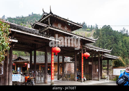 DAZHAI, Cina - 23 Marzo 2017: turistico vicino alla porta di Longsheng Dazhai villaggio in primavera. Questo è il villaggio centrale nella famosa zona panoramica di Longji Riso Foto Stock