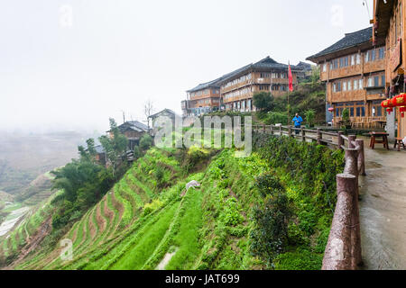 TIANTOUZHAI, Cina - 23 Marzo 2017: vista delle colline terrazzate Tiantouzhai nel villaggio di Longsheng Dazhai paese in primavera. Questo villaggio è nel famoso sc Foto Stock