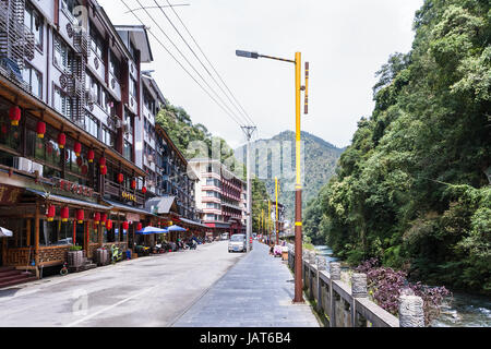 JIANGDI, Cina - 26 Marzo 2017: negozi e ristorante strada sul lungomare nel resort Jiangdi village a Longsheng Hot Springs National Forest Park Foto Stock