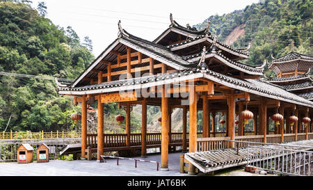 JIANGDI, Cina - 26 Marzo 2017: vista frontale di Dong persone ponte di stile nel villaggio Jiangdi nell'area del resort Longsheng Hot Springs National Forest Par Foto Stock