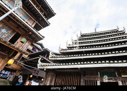 CHENGYANG, Cina - 27 Marzo 2017: Pagoda e il mercato in usanza popolare centro di Chengyang villaggio di Sanjiang Dong contea autonoma in primavera. Chengyan Foto Stock